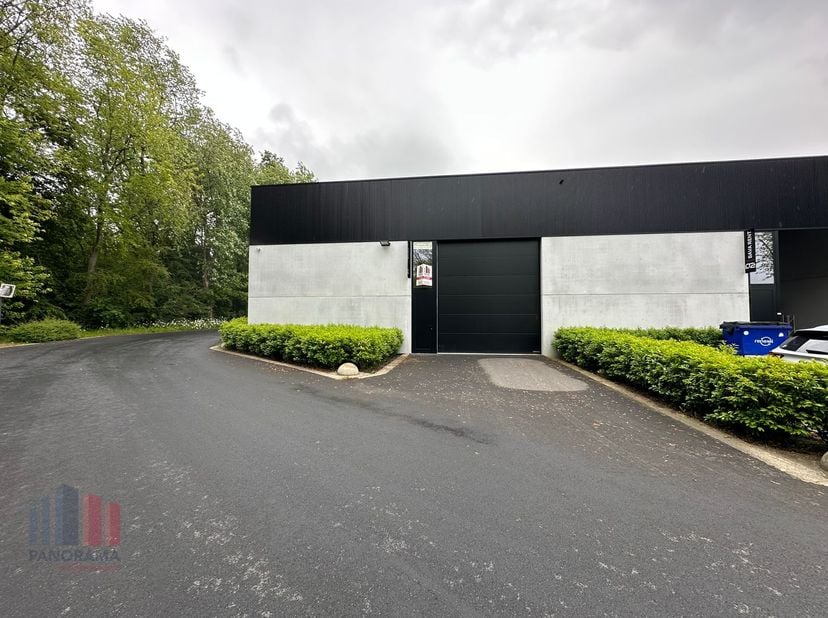 Magnifiek gelegen KMO-unit van 230 m² met 3 privatieve parkeerplaatsen te huur te Marke (Kortrijk), langs én met visibiliteit van de R8.<br />
<br />