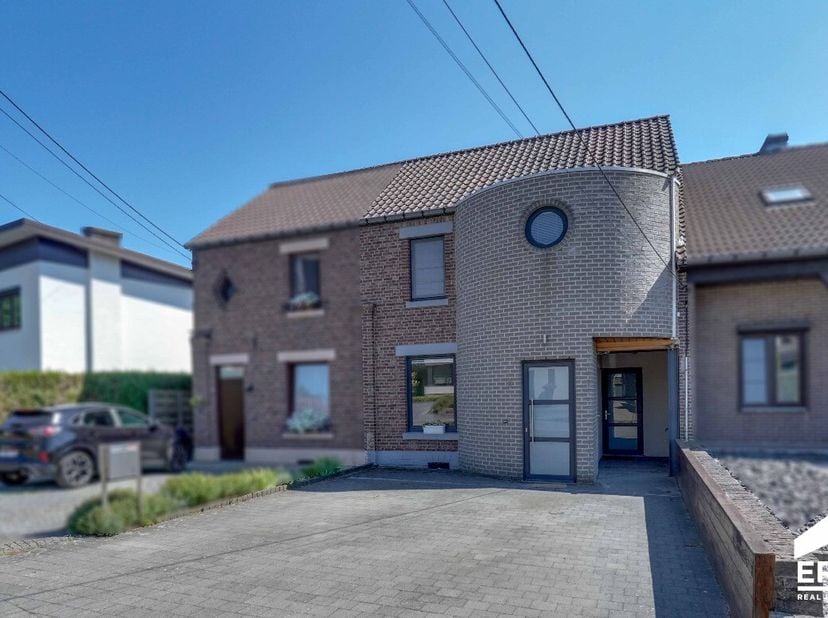 koop: instapklare en gerenoveerde woning in Genk, rustig gelegen in een doodlopende straat nabij scholen, openbaar vervoer en het station.Ze combineer