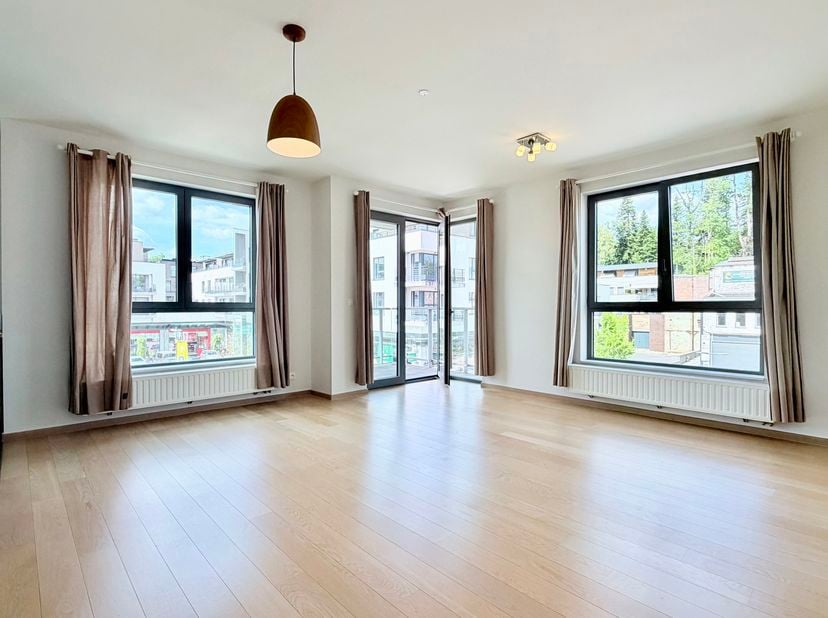 Situation et informations générales<br />
L’Immobilière Hendrix vous propose cet élégant appartement 2 chambres de ±90 m² idéalement situé aux Papeter
