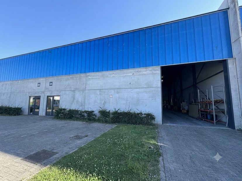 Ben je op zoek naar een strategisch gelegen, moderne ruimte voor opslag, distributie of productie? Deze hoogwaardige KMO-unit van 410 m² bevindt zich