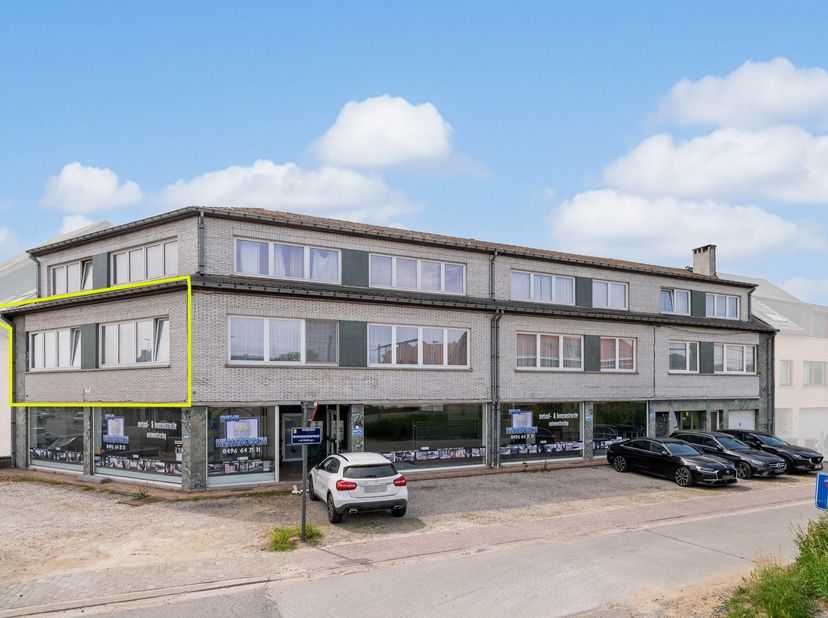 À VENDRE À GERAARDSBERGEN<br />
Cet appartement prêt à emménager est situé au premier étage d’une résidence calme dans le charmant quartier de Moerbek