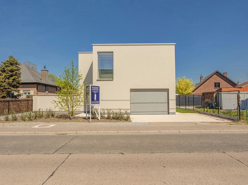 Deze hedendaagse nieuwbouwwoning combineert moderne architectuur met een praktische en doordachte indeling. Dankzij de grote raampartijen en de open l
