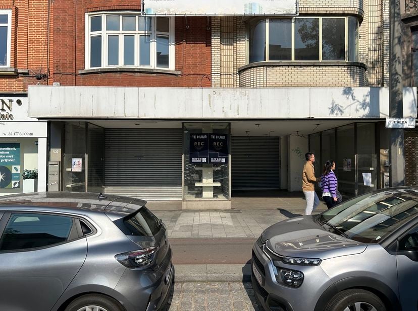Commercieel handelspand te koop in Merksem.<br />
Dit pand is gelegen aan het beste stuk van de Bredabaan.<br />
Door de dubbel vitrine geniet de wink