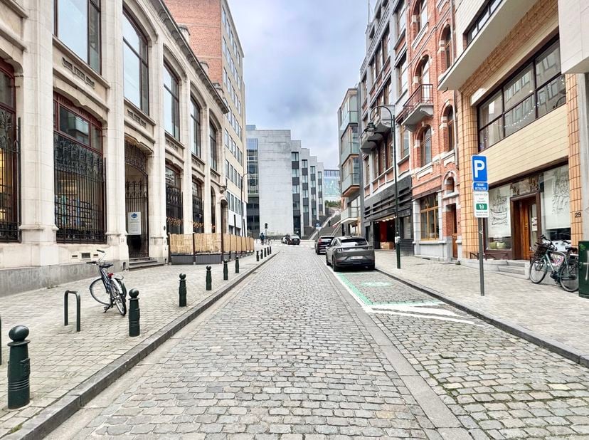 Idéalement situés en plein centre de Bruxelles, dans un immeuble sécurisé et récent, nous vous proposons deux emplacements de parking à vendre au prix