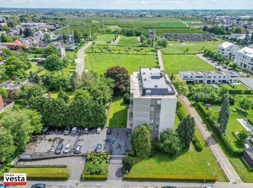 Dit gelijkvloers appartement ligt in de Festraetsstraat, een weg nabij het centrum van Sint-Truiden waar enkel lokaal verkeer passeert.<br />
Het appa