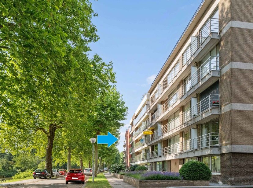 BRUGES - VIVRE ENSOLEILLÉ avec vue directe sur l'eau: appartement de 3 chambres (100m² habitables, 2ème étage) avec terrasse. Sensation d'espace grâce