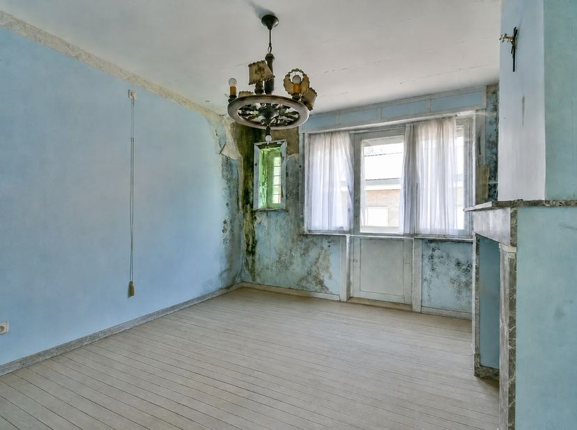 Welkom in de Torhoutsestraat 8 in Ruddervoorde, een woning met heel wat potentieel op een centrale ligging. Op wandelafstand vindt u supermarkten, bak