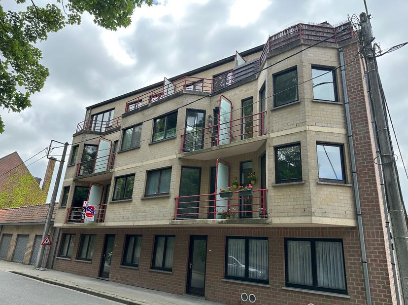 Rustig gelegen duplexappartement  in residentie "MAUREEN" vlak naast het stadspark.<br />
Het appartement bestaat uit:<br />
3de verdieping: lichtrijk