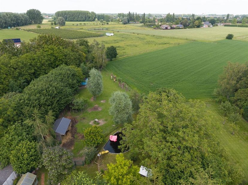 Maison de caractère entièrement rénovée, de type ouvert (194 m²) comprenant trois chambres, un atelier/cabinet et un garage (environ 75 m²), ainsi quu