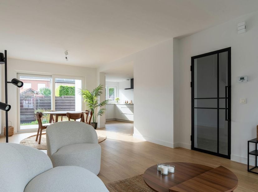 Deze volledig gerenoveerde halfopen woning bevindt zich in een rustige en gegeerde woonwijk van Wevelgem, vlakbij scholen, winkels, openbaar vervoer e