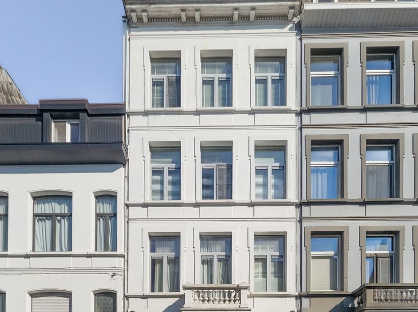 3 MAANDEN TE HUUR VANAF SEPTEMBER – gezellig gemeubeld appartement met 1 slaapkamer en mooie bureau ruimte, ruime leefruimte met open keuken en terras