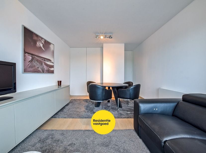 Prachtig afgewerkt appartement (45m²) met frontaal zeezicht op de zeedijk van Nieuwpoort!<br />
Dit appartement, ingericht door een interieurarchitect