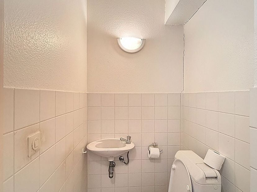 Dit appartement is gelegen in Harelbeke, op een gunstige locatie nabij diverse winkels, het openbaar vervoer en met een vlotte verbinding naar de Ring