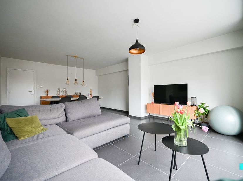 Dit ruime appartement met een bewoonbare oppervlakte van 111 m² (volgens EPC attest) is centraal gelegen in het hart van Izegem. Dankzij de gunstige o