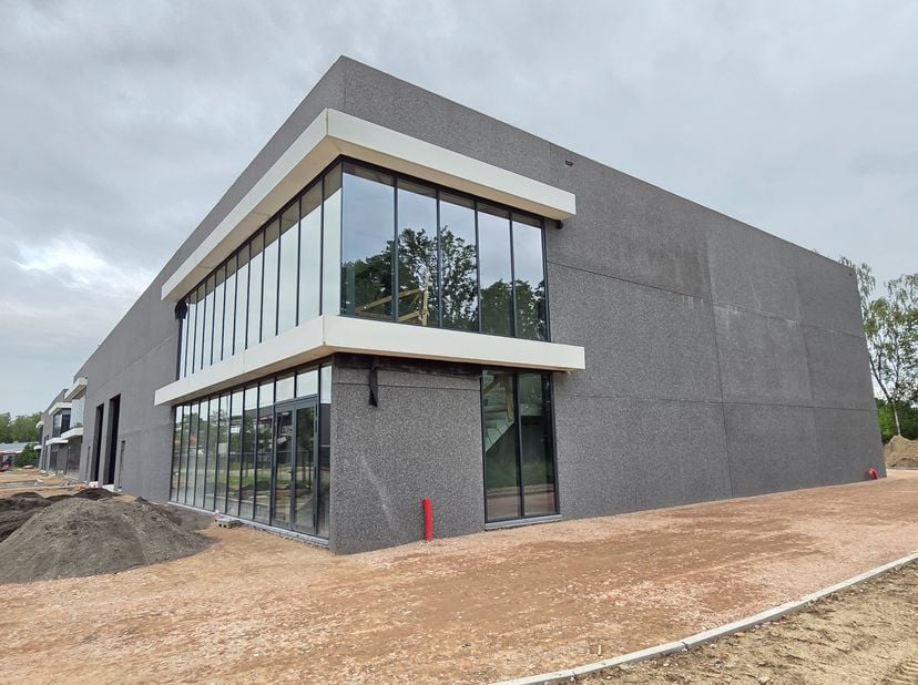 Op een uitstekende en rustig gelegen locatie te Bonheiden zijn 4 KMO units in aanbouw met individuele oppervlaktes van ca 649, 672 en 696 m².&amp;nbsp; De