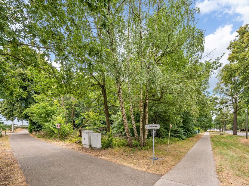 Mooi perceel grond in recreatiegebied met een oppervlakte van 18a60ca te Zutendaal. Deze grond is idyllisch gelegen met een vlotte verbinding naar oml