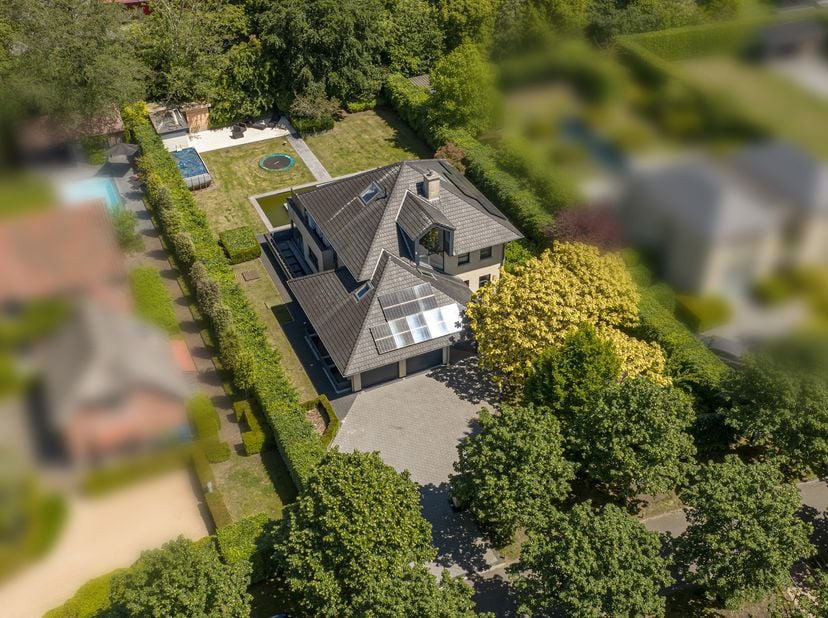 Eigentijdse villa op ca. 1.246 m² in een fijne woonwijk gelegen te Brasschaat!<br />
Gelegen in de geliefde Bloemaard, een rustige en bijzonder aangen