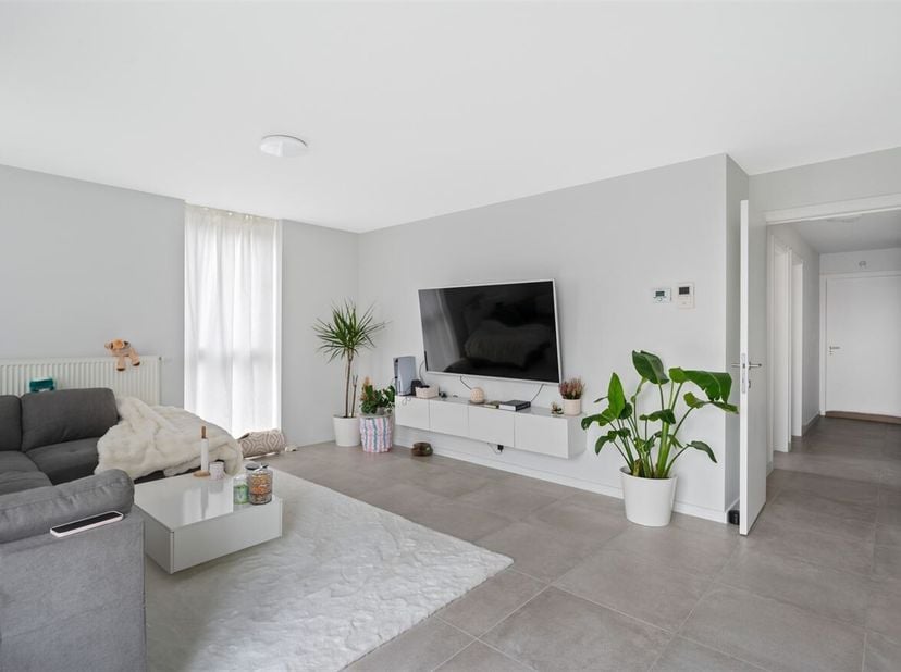 Het energiezuinig appartement is ideaal gelegen in een rustige, toch centrale wijk van Sint-Niklaas, met vlotte toegang tot het stadscentrum en de bel