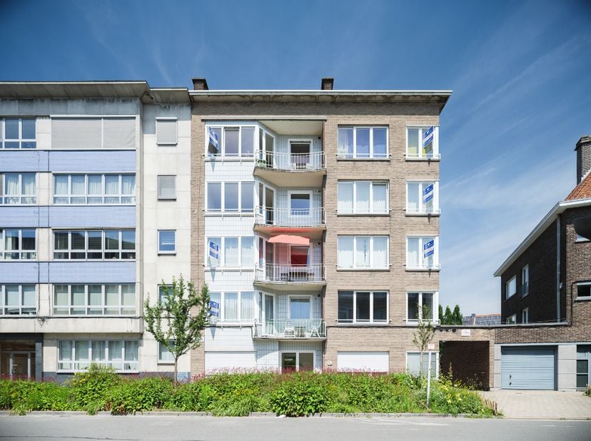Stijlvol tweeslaapkamerappartement met mid-century karakter nabij Gent-Sint-Pieters<br />
<br />
Dit verzorgd appartement met een bewoonbare oppervlak