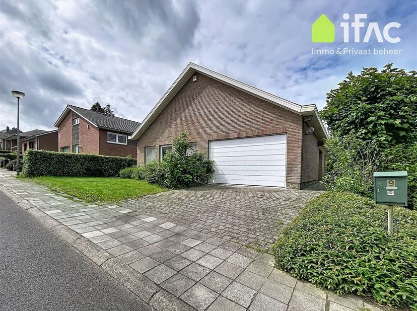 Zeer goed gelegen bungalow met 3 slaapkamers en garage voor 1 wagen gelegen aan het park van Tervuren. <br />
Gelijkvloers: inkomhal met apart toilet,