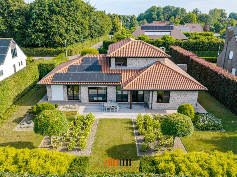 Plan jouw privé rondleiding in op de eerste bezoekdag op zaterdag 22 augustus!<br />
SUBLIEME villa, residentieel gelegen met vlotte connectie tot het