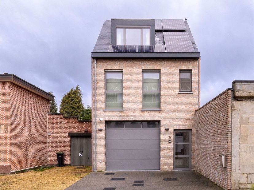 Recente woning met 2 slaapkamers en ruime garage vlakbij het centrum van Berlaar-Heikant. Ideaal als opslagplaats/werkatelier voor zelfstandigen omwil