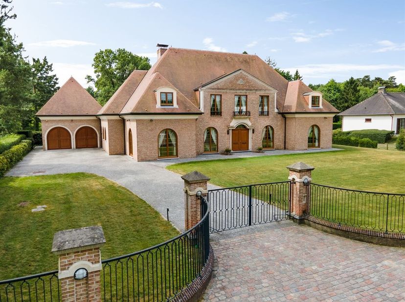 Zeer residentieel gelegen villa met topafwerking op 3.180 m² grond. Zuid-georiënteerde tuin. <br />
De imposante inkomhal met een statige draaitrap na