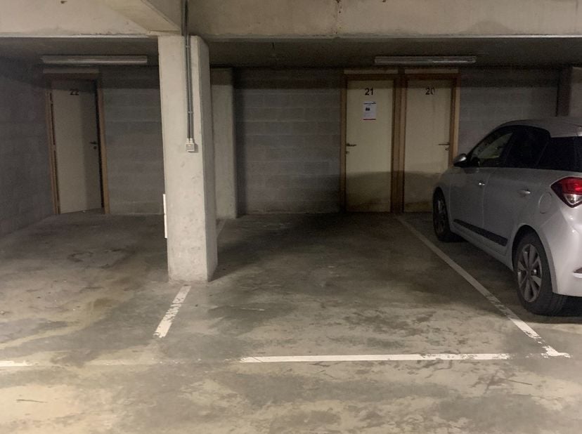 Dichtbij het centrum ligt een ondergrondse autostandplaats nummer 21 met bijhorende kelder nummer 21. De autosnelweg is bereikbaar op enkele minuten,