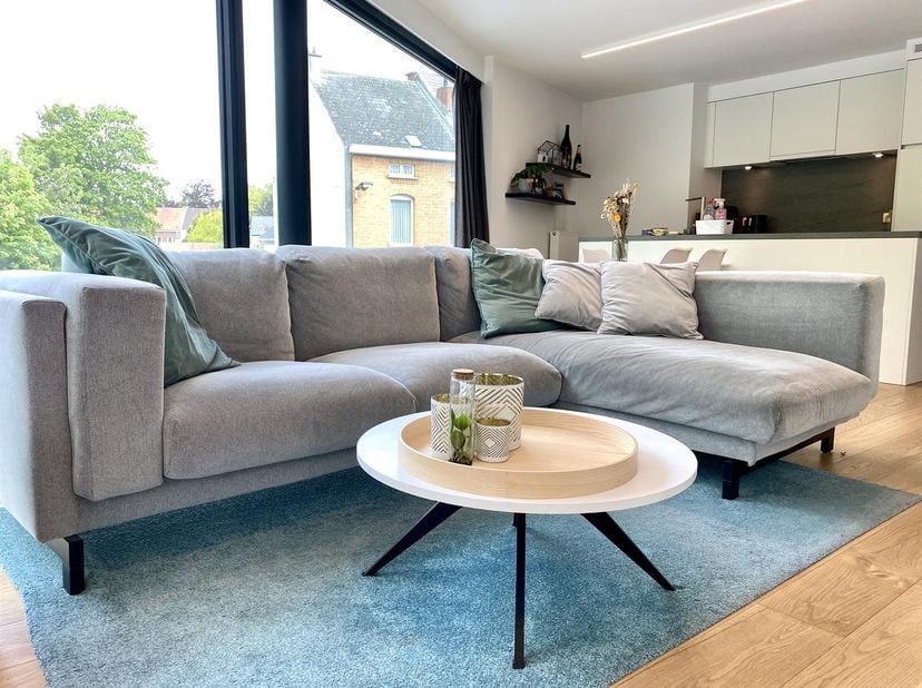 Dit appartement is gelegen op de eerste verdieping in een recent gebouw met lift en bestaat uit een ruime en lichtrijke leefruimte met grote raamparti