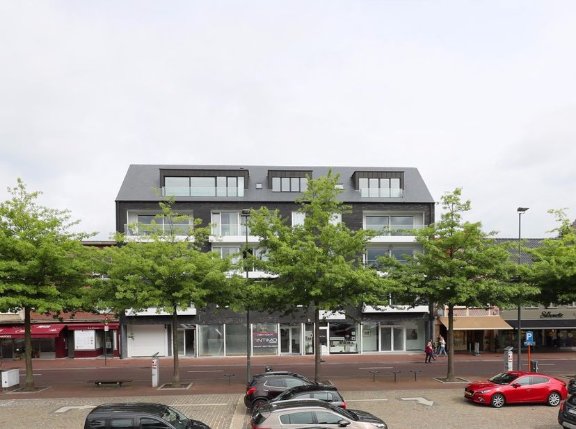 Prachtig appartement in hartje van Mol centrum. Het appartement is gelegen op de eerste verdieping van het gebouw en heeft een terras aan de zijde van