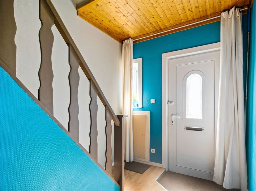 Deze aangename gezinswoning in de Netestraat 15 in Grobbendonk biedt een ruime en praktische indeling, met maar liefst 4 à 5 slaapkamers en verschille