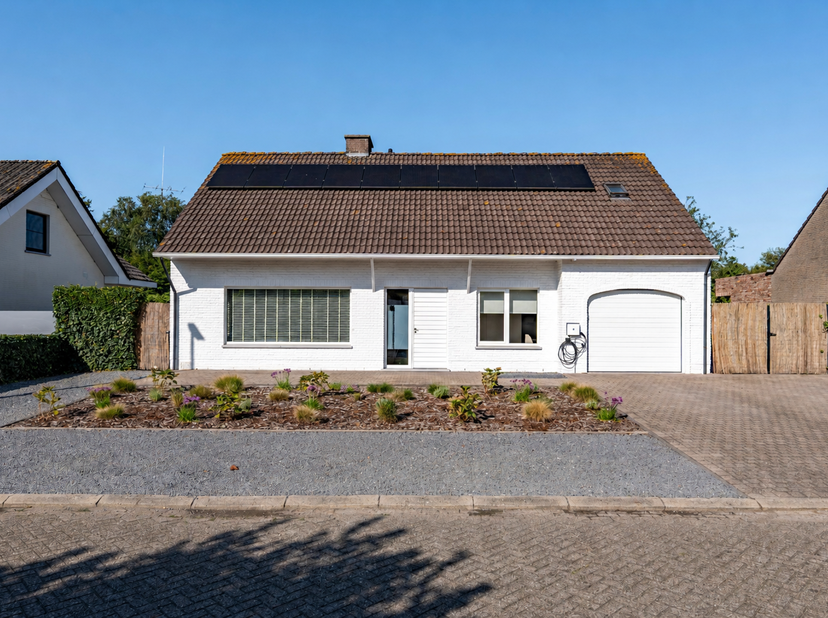 Mooi gelegen luxe afgewerkte vrijstaande woning met o.a: 4 slaapkamers, 2 badkamers, ruime en lichte leefruimte met open keuken, inpandige garage, kan