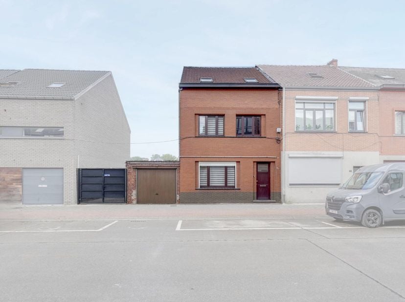 Deze halfopen woning met 4 slaapkamers biedt een unieke combinatie van ruimte, comfort en energiezuinig wonen op een centrale locatie. Dankzij de EPC-