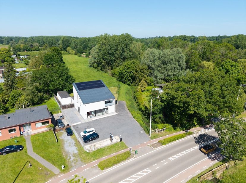 Gelegen in Wimmertingen, een groene en rustige deelgemeente van Hasselt, combineert deze woning een landelijke omgeving met een uitstekende bereikbaar