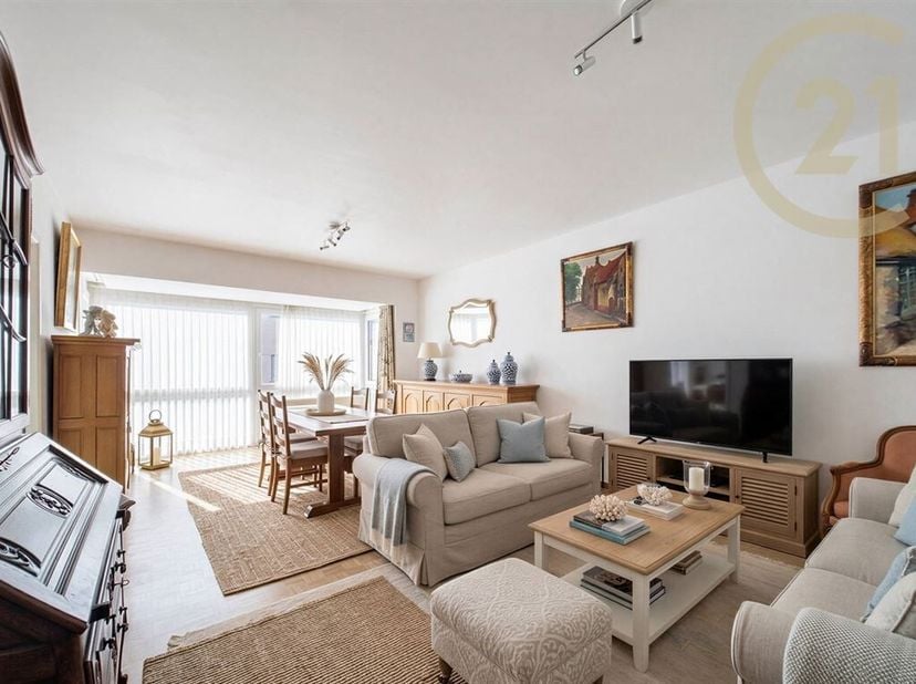 Deze flat in jaren '70-stijl ligt in een rustige, vredige straat met eenrichtingsverkeer en heeft een totale oppervlakte van 118 m². Het ligt op de 1e