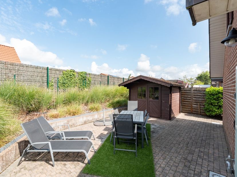 Oostduinkerke : maison de vacances rénovée à vendre.Dans le paisible domaine de vacances Peerdehoek à Oostduinkerke, une maison de vacances entièremen
