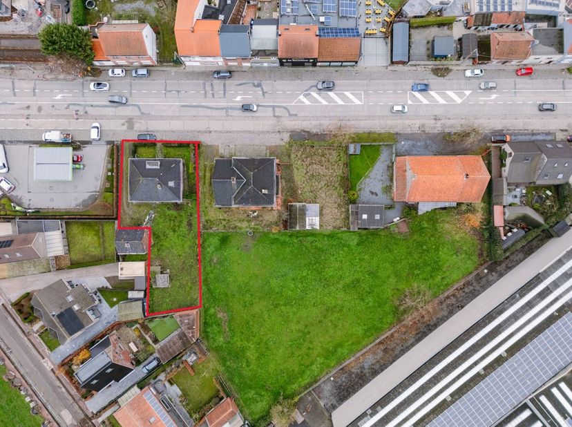 Interessante eigendom op een perceel van 747 m², centraal gelegen in Torhout. <br />
De stedenbouwkundige bestemming biedt een brede waaier aan mogeli