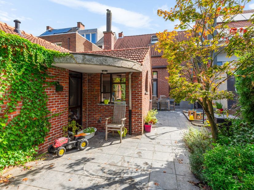 Centraal wonen in Hoevenen, met winkels, scholen, openbaar vervoer en belangrijke verbindingswegen vlakbij? Deze charmante Woning aan de Antwerpse Ste