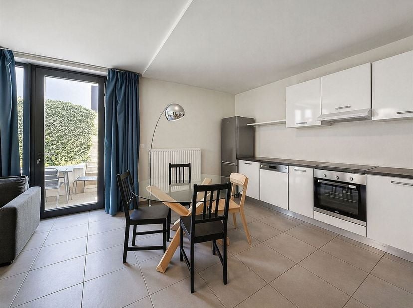 Cimetière d'Elsene - Schitterend 1-slaapkamer appartement van +/- 60m² met terras gelegen op de -1 verdieping/ 4 verdiepingen:<br />
Inkomhal met dou
