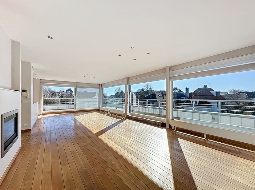 Uitzonderlijk driegevel appartement van 124 m² met groot zonneterras (26,75 m²) vlakbij de zee, de duinen en het bruisende centrum van Oostduinkerke-B