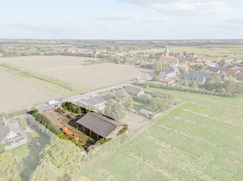 Vergunde loods met bouwgrond (BJ1981 kadastraal gekend Pervijze D222C2)<br />
Stad Diksmuide leverde een recent positief attest aangaande het toebouwe