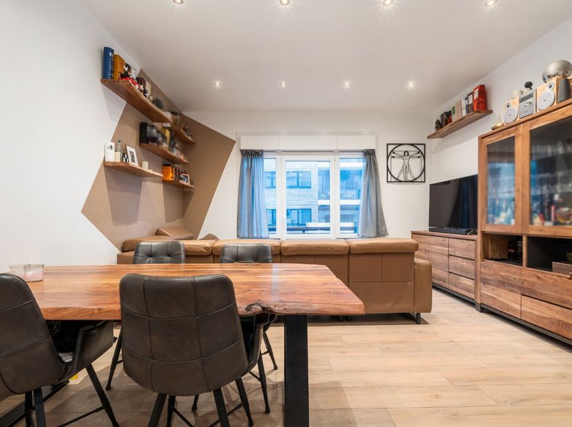 Ontdek deze charmante en kwalitatief gerenoveerde (2018) rijwoning op een toplocatie nabij het centrum van Blankenberge en 500m van het strand. De won