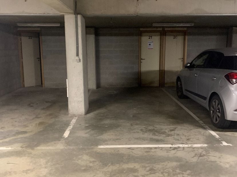 Dichtbij het centrum ligt een ondergrondse autostandplaats nummer 21 met bijhorende kelder nummer 21. De autosnelweg is bereikbaar op enkele minuten,