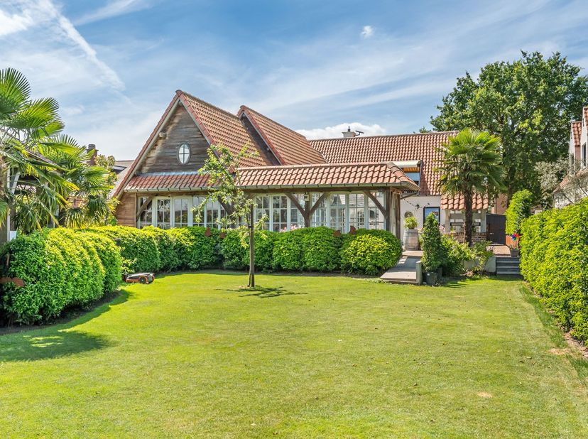 <br />
Stap binnen in een oase van luxe en rust, verscholen in een groene setting in het hart van Herk-de-Stad.<br />
Deze stijlvolle woning combineer