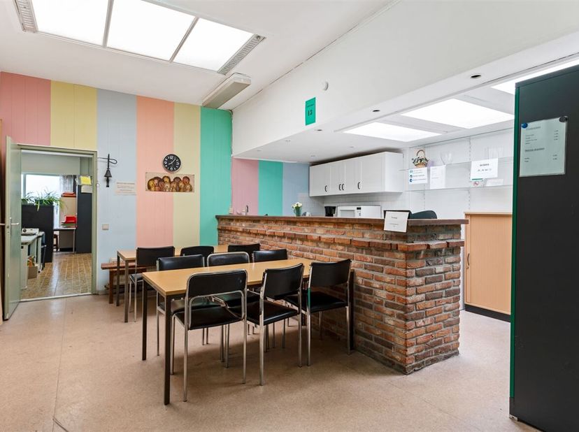 Ruim commercieel gelijkvloers (296m²) op centrale ligging<br />
Locatie: Dit commercieel gelijkvloers is gunstig gelegen aan de Italiëlei, een central