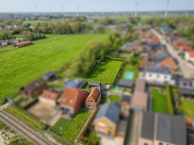 Bent u op zoek naar een charmante, instapklare woning met verrassend veel buitenruimte? Deze eigendom combineert een aangename woonindeling met een ru
