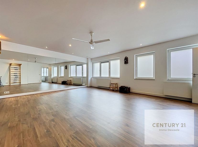 Situé en plein centre de Braine-l'Alleud, Century 21 Immo Dewaele est ravi de vous présenter cet espace de travail polyvalent de plus de 70 m². Idéale