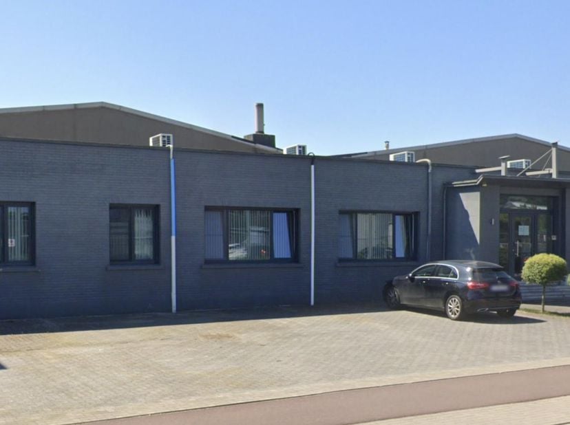 Dit uitstekend gelegen industriegebouw, op slechts 100 meter van de A12 (Antwerpen-Brussel), biedt een moderne kantoorruimte van ca. 260 m² op het gel