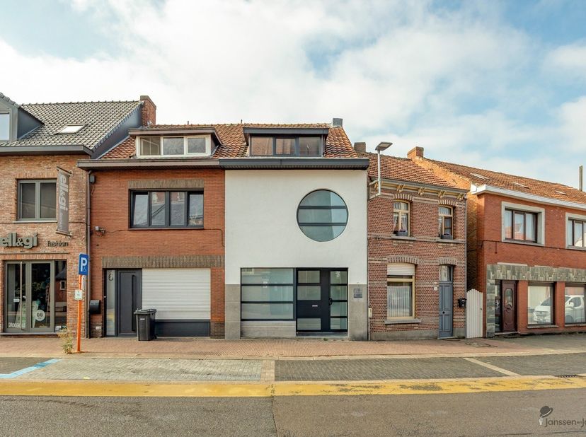Gelegen op een centrale locatie aan Biest, vlak tegenover de kerk van Brecht, bevindt zich deze gerenoveerde woning met een bijzonder verleden. <br />