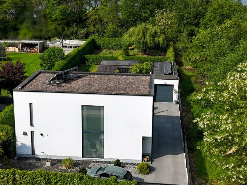 Moderne ENERGIEZUINIGE villa op toplocatie nabij het Albert kanaal en de E313.<br />
<br />
Deze STIJLVOLLE open bebouwing ligt op een perceel van +/-